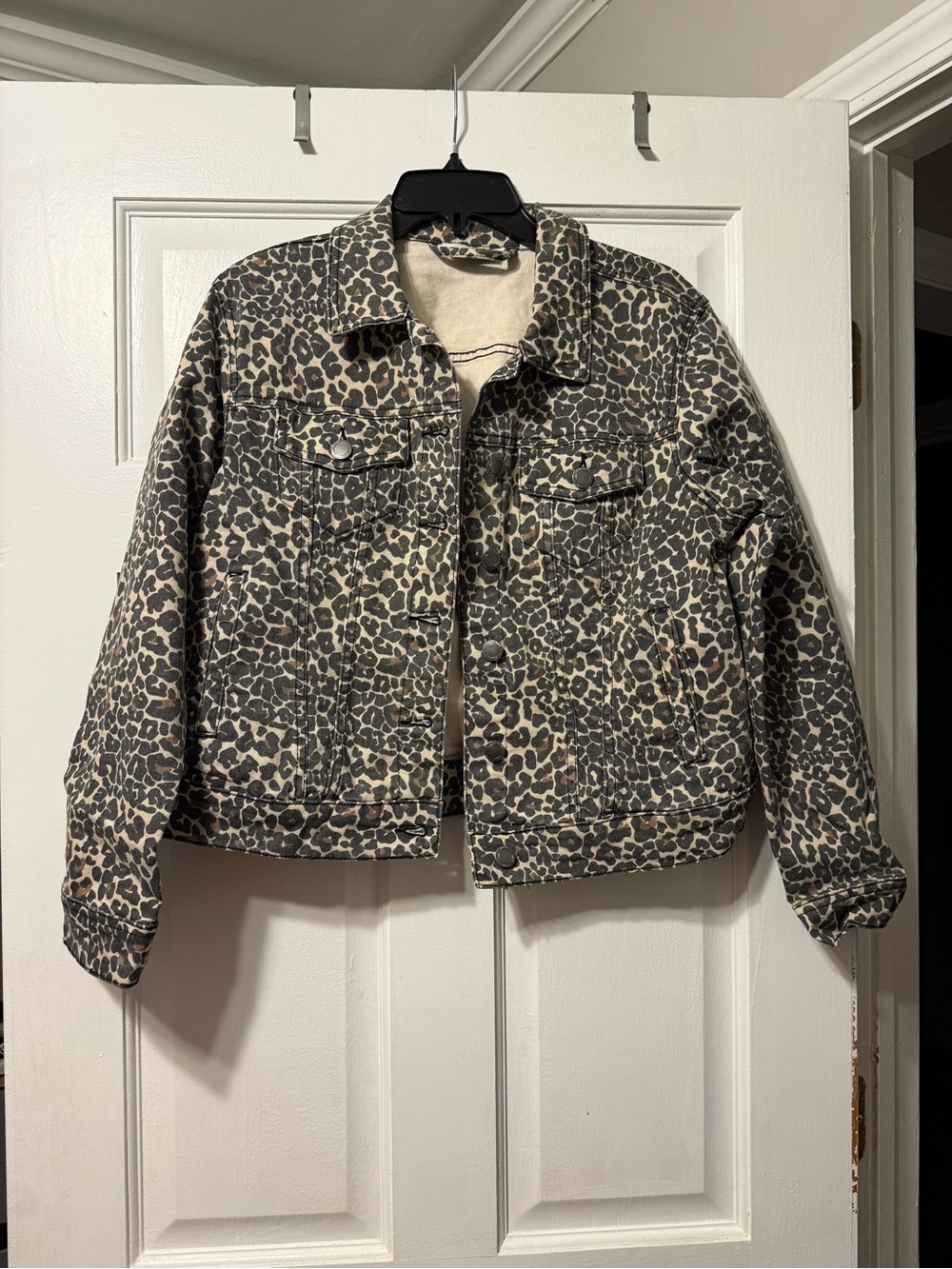 Serra Leopard-Print Jean Jacket in Beige and Black. Size medium
